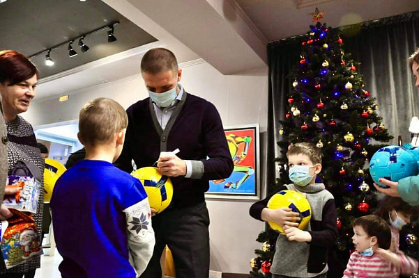 Дмитрий Пирог подарил новогодние подарки детям и многодетной семье в Геленджике